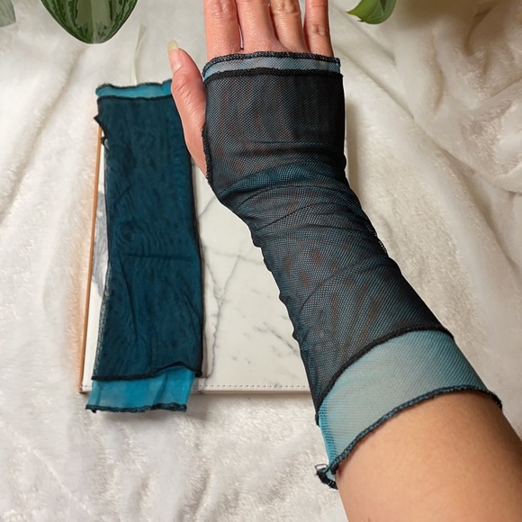 80’s Inspired Fishnet Gloves - Picture 2 of 9